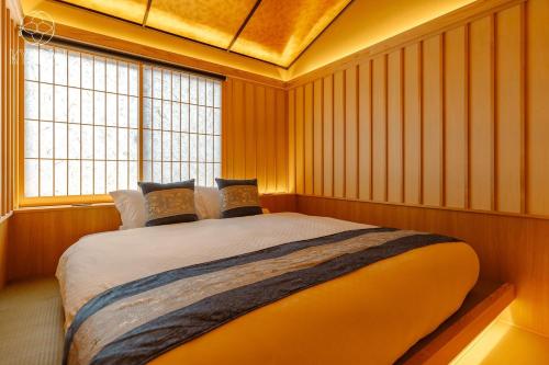 ein Schlafzimmer mit einem großen Bett in einem Zimmer in der Unterkunft Jinglan [Orchid Residence] - Vacation STAY 80077v in Kyōto