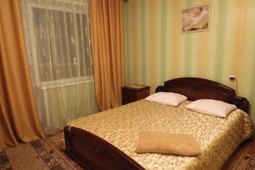 een slaapkamer met een bed en een raam bij Apartment Srednemoskovskaya in Voronezj
