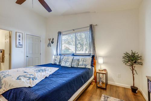 Postel nebo postele na pokoji v ubytování Pet-Friendly Yard! Home 3 Mi to Sky River Casino