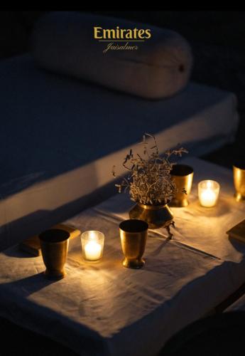 斋沙默尔Emirates Luxury Desert Camps的一张桌子上放着蜡烛的一组灯