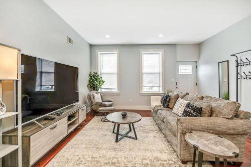 Μια τηλεόραση ή/και κέντρο ψυχαγωγίας στο Outstanding Home Relaxing Rooftop with Patio & Grill