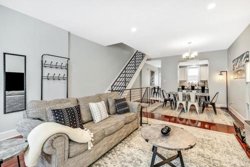 Χώρος καθιστικού στο Outstanding Home Relaxing Rooftop with Patio & Grill