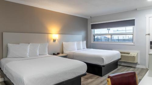 Postel nebo postele na pokoji v ubytování Motel 6 Cornwall, ON