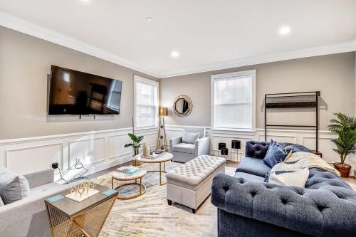 Μια τηλεόραση ή/και κέντρο ψυχαγωγίας στο Exceptional Downtown Townhome with Roof Deck -4Bedroom & 3Baths