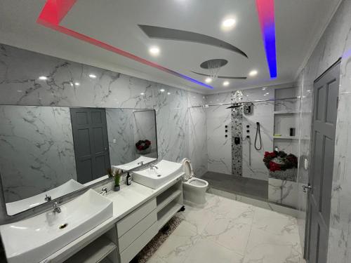 Ένα μπάνιο στο Villa Pool Path to Tortuguero