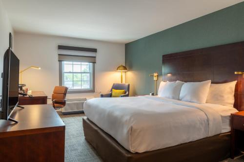een hotelkamer met een groot bed en een televisie bij Comfort Inn Rockland - Boston in Rockland