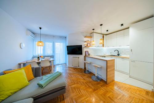 Zagreb 194 - 2 Bedrooms - Parking - Loggia - New - Apartment - Flexible Keybox Entry - Modern - Monthly Rent - WiFi