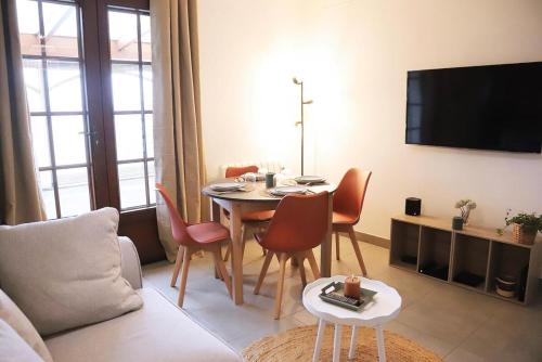 Thiron-Gardaisにあるanthony meggyのリビングルーム(テーブル、椅子、テレビ付)