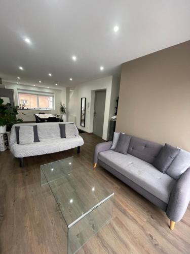 a living room with two couches and a glass table at Superbe Appartement en Duplex - 4/6 Pers - 1er Etage - Blainville sur l'Eau in Blainville-sur-lʼEau
