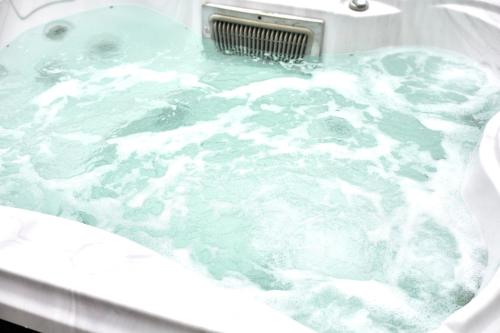 Waters Edge Lodge with Hot Tub photo 27