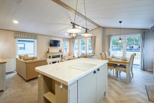 Waters Edge Lodge with Hot Tub photo 6