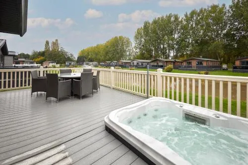 Waters Edge Lodge with Hot Tub photo 1