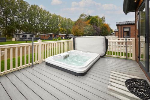 Waters Edge Lodge with Hot Tub photo 26