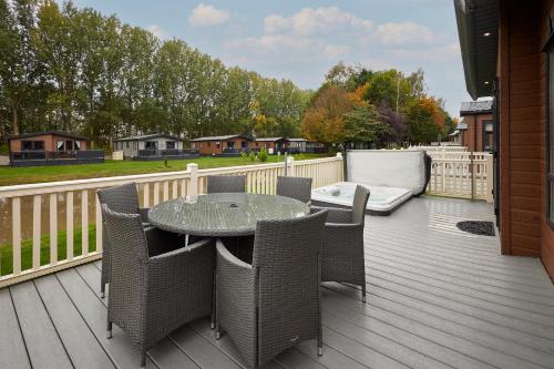 Waters Edge Lodge with Hot Tub photo 28