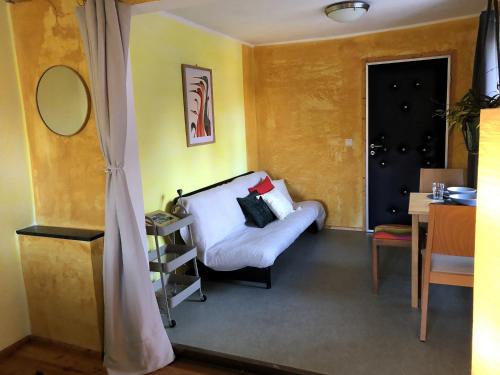 ein Zimmer mit einem Bett, einem Tisch und einem Spiegel in der Unterkunft Grand Central- Studio Apartment in Krummennaab