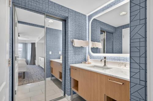 een badkamer met een wastafel en een spiegel bij Homewood Suites by Hilton Carlsbad-North San Diego County in Carlsbad