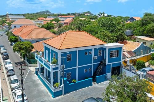 una vista aérea de una casa azul con techo naranja en Breezy Azul Getaway, en Willemstad