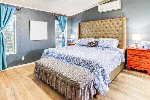 Postel nebo postele na pokoji v ubytování Lake Livingston Home with Dock and Deck!