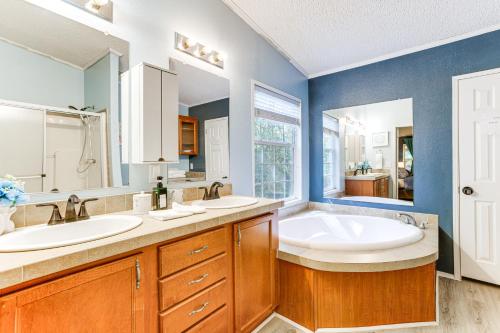 Koupelna v ubytování Lake Livingston Home with Dock and Deck!