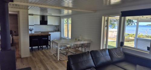 Η κουζίνα ή μικρή κουζίνα στο vänerstugan