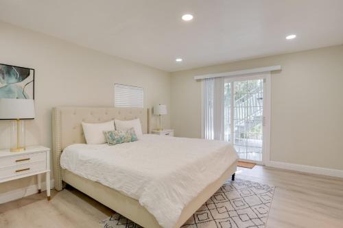 Ένα ή περισσότερα κρεβάτια σε δωμάτιο στο 2 Mi to San Francisco Bay Family Home with Decks!