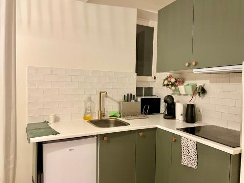 Η κουζίνα ή μικρή κουζίνα στο Cosy Room at Paris 10ème