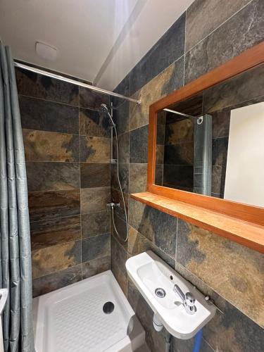 Ένα μπάνιο στο La perle nocturne