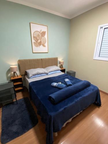 Ένα ή περισσότερα κρεβάτια σε δωμάτιο στο Duas Suites aconchegantes em frente a Montanha