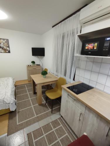 a small room with a kitchen and a bed at Apartman Stay 23 Studio - Free Parking in Smederevo