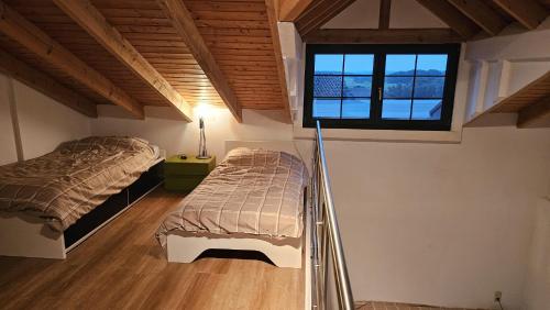 Postel nebo postele na pokoji v ubytování Attraktives Loft im Landhaus in Ziegenhain - Westerwald