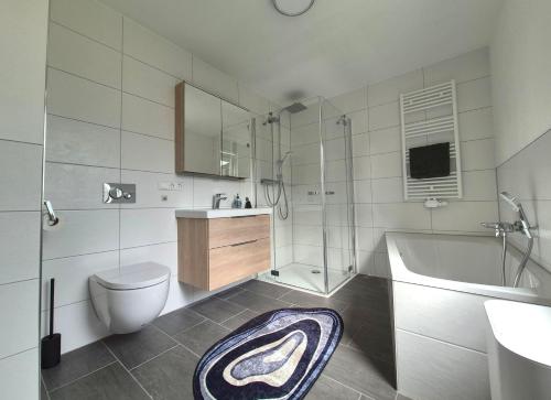 Koupelna v ubytování Ferienhaus Familien-Idyll Bibertalblick