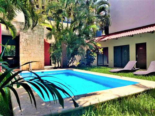 een zwembad in de tuin van een huis bij Hotel Mariachi by Kavia 5th Av in Playa del Carmen