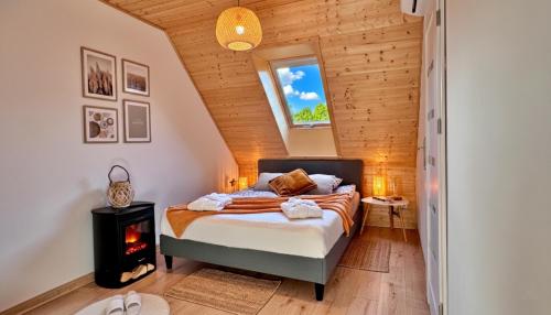 1 dormitorio con 1 cama y chimenea en Dream Home 600m2 EV WiFi600 PlaySt Kominek Las10min, en Polanica-Zdrój