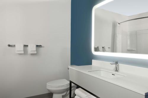 ニューナンにあるStudioRes by Marriott, Newnanの白いトイレと洗面台のあるバスルーム