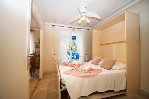 a bedroom with a bed and a ceiling fan at Jardins Fleuris Standing Presta in Mandelieu-la-Napoule