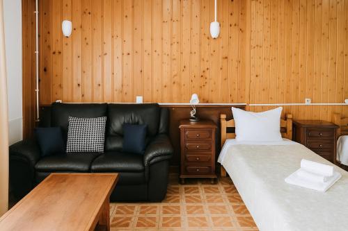 ein Wohnzimmer mit Sofa und Bett in der Unterkunft Lagos Central Suite DBV Guesthouse in Lagos