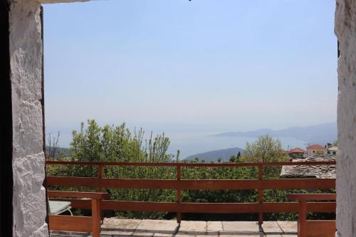 een houten bank bovenop een balkon bij Pelion country house in Volos