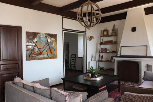 een woonkamer met een bank en een tafel bij Pelion country house in Volos