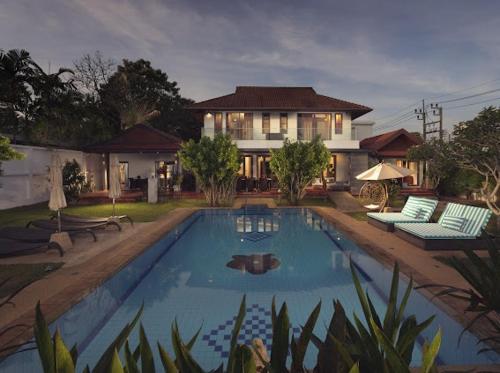 una casa con piscina delante de una casa en Baan Chang Sanctuary, en Laguna Phuket