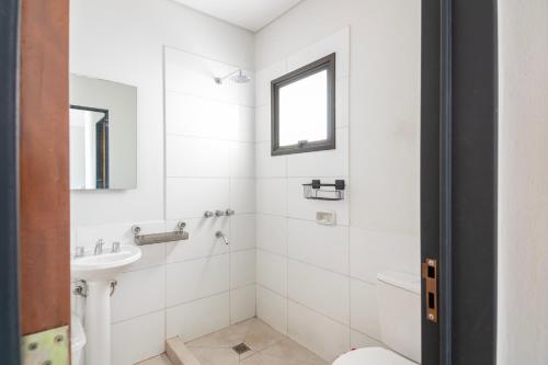 a bathroom with a sink and a toilet at Calido 1BR Dpto, a minutos del Aeropuerto in Asuncion