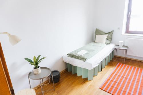 a small bedroom with a bed in a room at raum life - Ferienwohnung Straubing #1 in Straubing