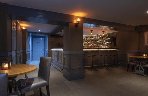 ボストンにあるTwenty Hotel and Barのテーブルと椅子のあるレストランのバー