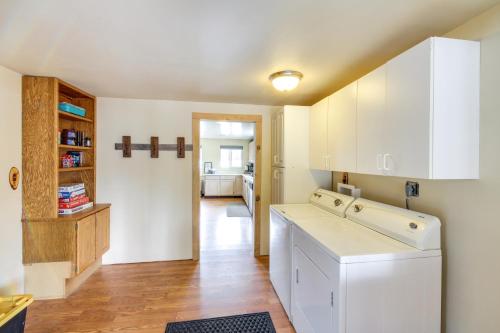 Η κουζίνα ή μικρή κουζίνα στο Hike, Bike and Boat Cabin with Dock on Seeley Lake!