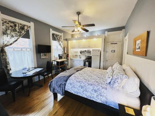 a bedroom with a bed and a desk and a kitchen at iKlektik House // Robin in Chicago