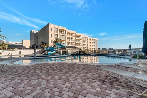 - une piscine avec toboggan dans un complexe dans l'établissement Lighthouse on the Bay Unit 2411, à Caswell