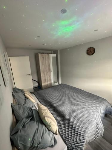 Een bed of bedden in een kamer bij Stylish Home Theater Apartment 3