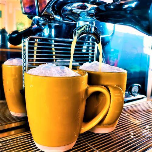 Příslušenství pro přípravu čaje a kávy v ubytování Hotel 12 BEES by Kavia