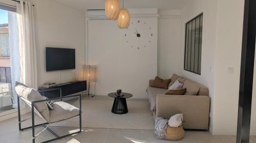 TV a/nebo společenská místnost v ubytování L'alcôve - appartement moderne et spacieux - proche gare - centre historique - WiFi - Clim