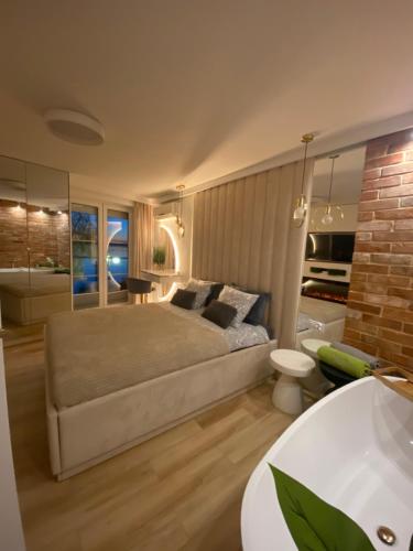 Een bed of bedden in een kamer bij Apartament MoLoo I