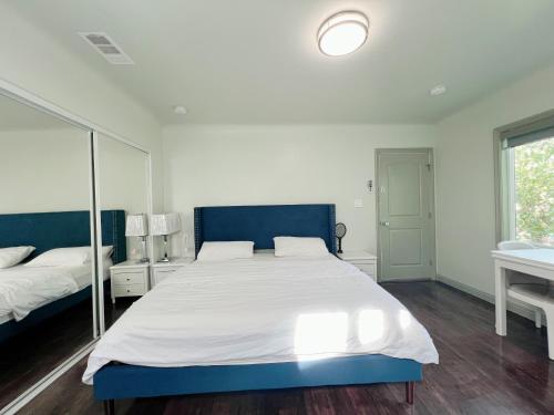 Temple Cityにある华人区花园别墅の大きなベッドと洗面台のある寝室